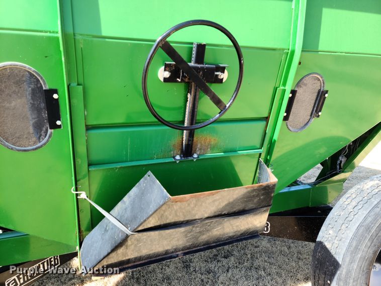 image for item DE2440 Frontier GW1103 gravity wagon