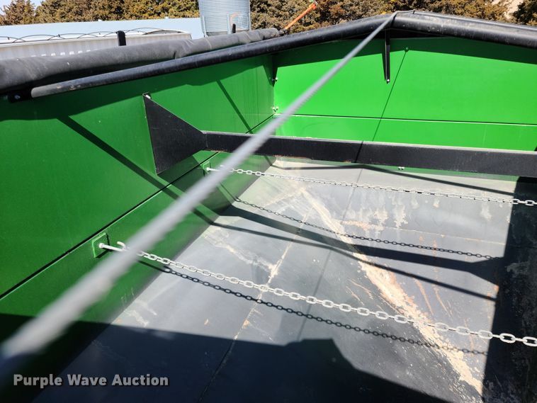 image for item DE2440 Frontier GW1103 gravity wagon