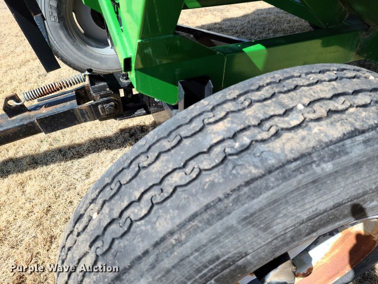 image for item DE2440 Frontier GW1103 gravity wagon