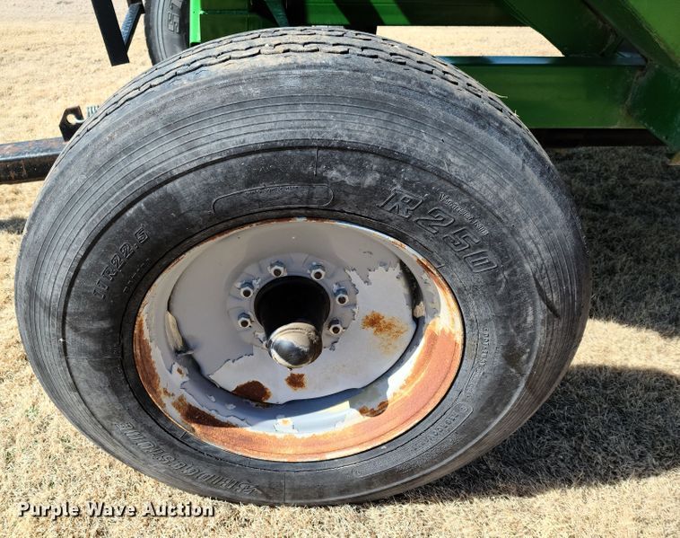 image for item DE2440 Frontier GW1103 gravity wagon