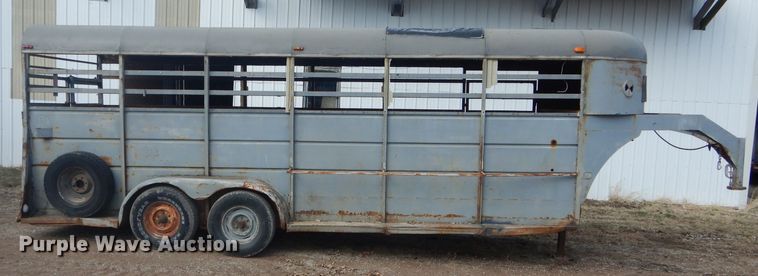 image for item DF3003 1974 livestock trailer