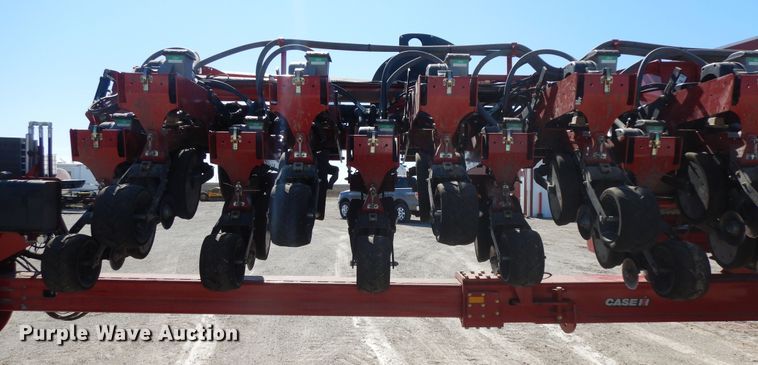image for item DF6662 2014 Case IH 1245 split row planter