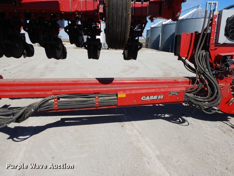 image for item DF6662 2014 Case IH 1245 split row planter