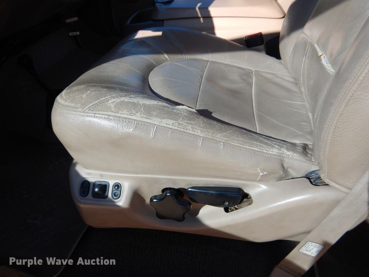 image for item DF7376 1999 Ford F450 Super Duty XLT Crew Cab flatbed truck