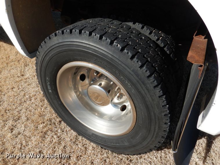 image for item DF7376 1999 Ford F450 Super Duty XLT Crew Cab flatbed truck