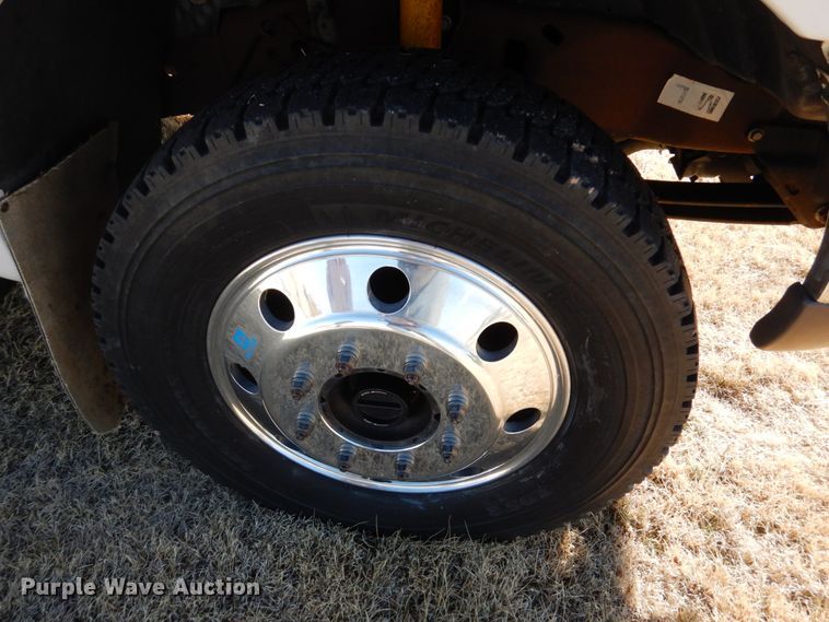 image for item DF7376 1999 Ford F450 Super Duty XLT Crew Cab flatbed truck