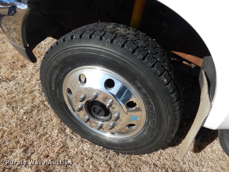 image for item DF7376 1999 Ford F450 Super Duty XLT Crew Cab flatbed truck