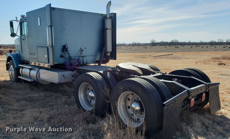 image for item DF7381 1989 International 9300 Eagle semi truck