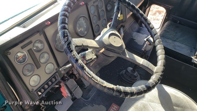 image for item DF7381 1989 International 9300 Eagle semi truck