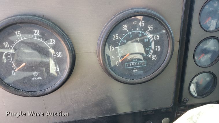 image for item DF7381 1989 International 9300 Eagle semi truck