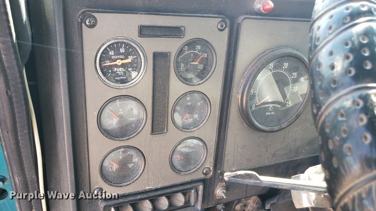 image for item DF7381 1989 International 9300 Eagle semi truck