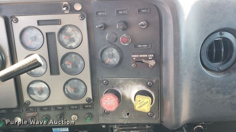 image for item DF7381 1989 International 9300 Eagle semi truck