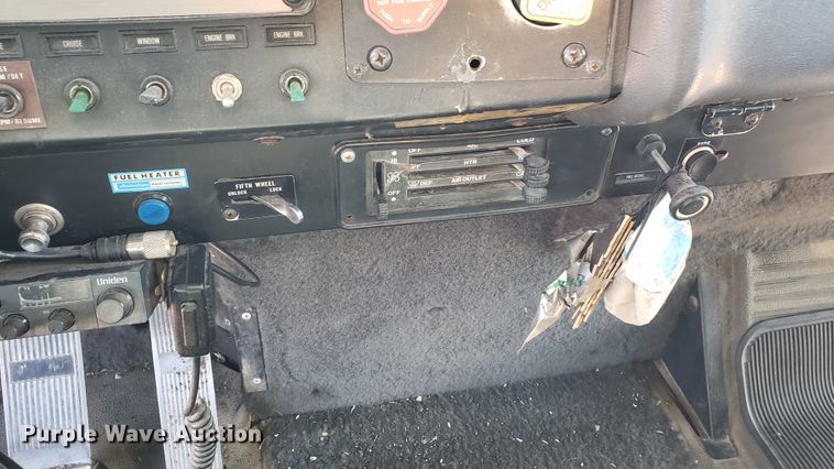 image for item DF7381 1989 International 9300 Eagle semi truck