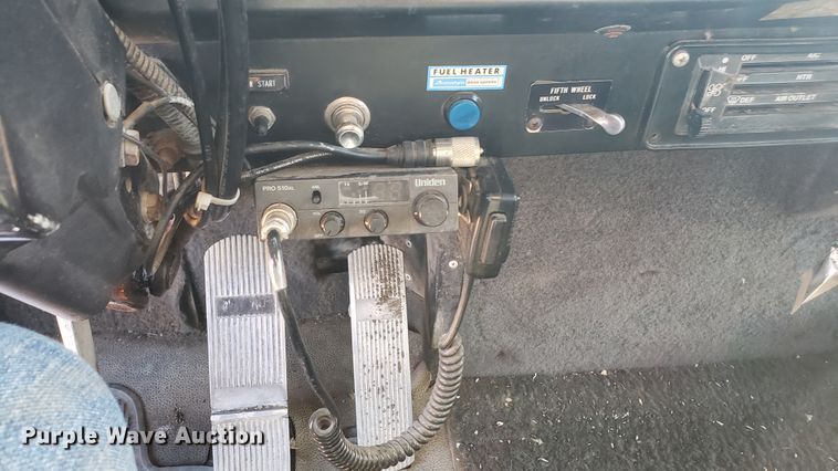 image for item DF7381 1989 International 9300 Eagle semi truck