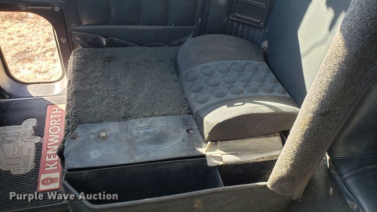 image for item DF7381 1989 International 9300 Eagle semi truck