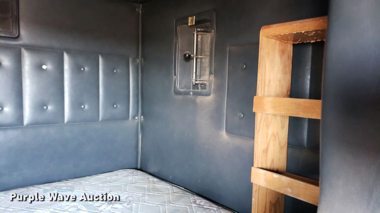 image for item DF7381 1989 International 9300 Eagle semi truck