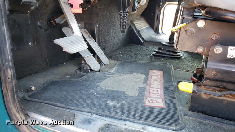 image for item DF7381 1989 International 9300 Eagle semi truck