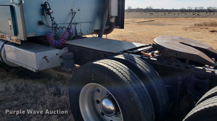 image for item DF7381 1989 International 9300 Eagle semi truck