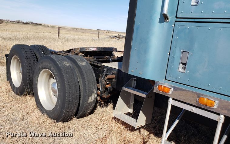 image for item DF7381 1989 International 9300 Eagle semi truck