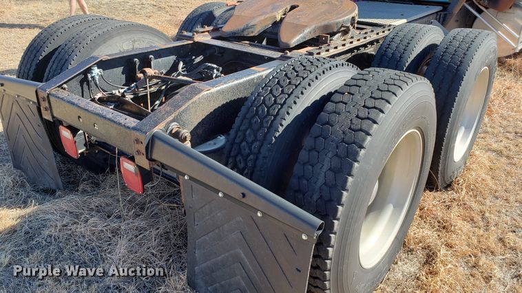 image for item DF7381 1989 International 9300 Eagle semi truck