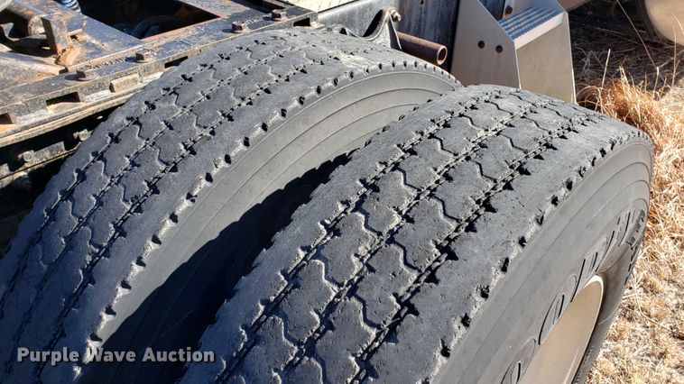 image for item DF7381 1989 International 9300 Eagle semi truck