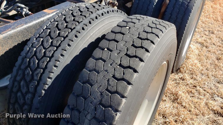 image for item DF7381 1989 International 9300 Eagle semi truck