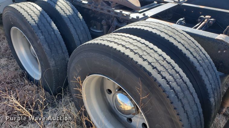 image for item DF7381 1989 International 9300 Eagle semi truck