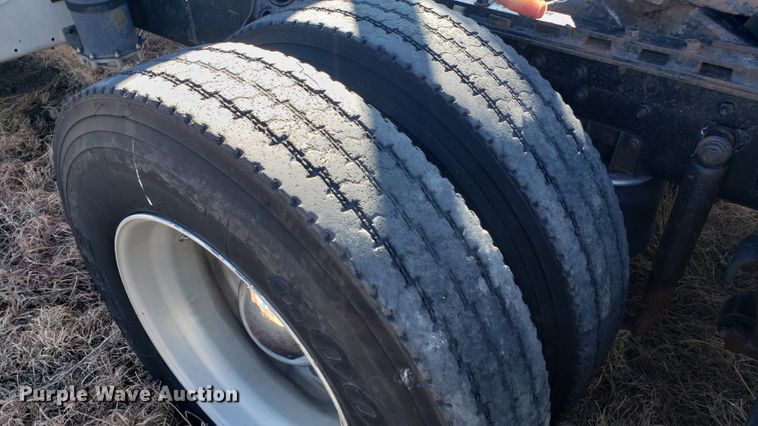 image for item DF7381 1989 International 9300 Eagle semi truck