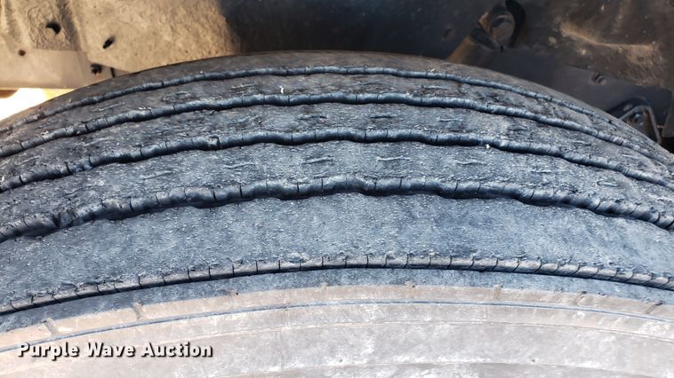 image for item DF7381 1989 International 9300 Eagle semi truck