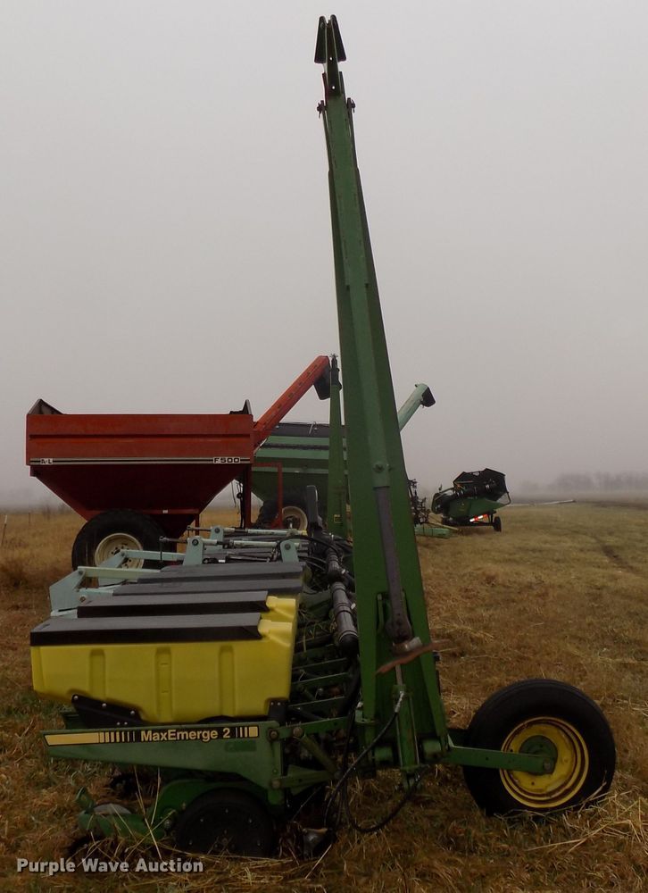 image for item DG2557 John Deere 7300 planter