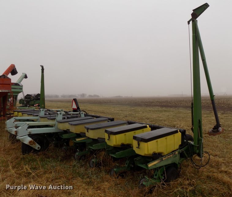 image for item DG2557 John Deere 7300 planter