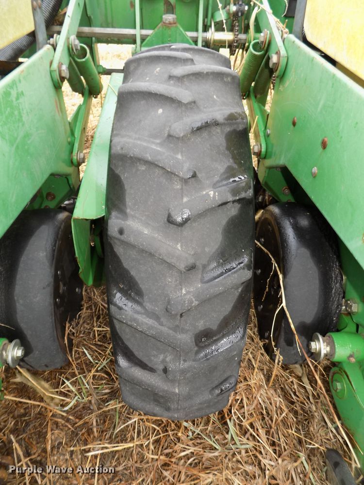 image for item DG2557 John Deere 7300 planter