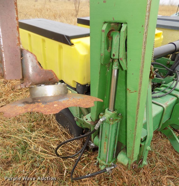 image for item DG2557 John Deere 7300 planter