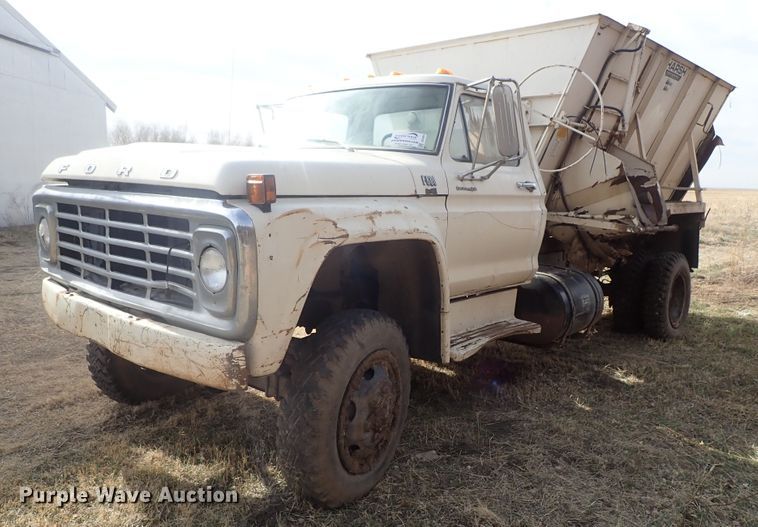 image for item DG3004 1974 Ford F600 feed mixer truck