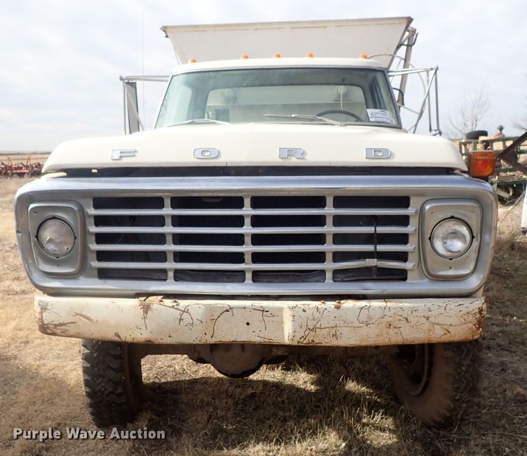image for item DG3004 1974 Ford F600 feed mixer truck