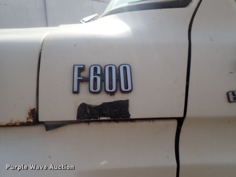 image for item DG3004 1974 Ford F600 feed mixer truck