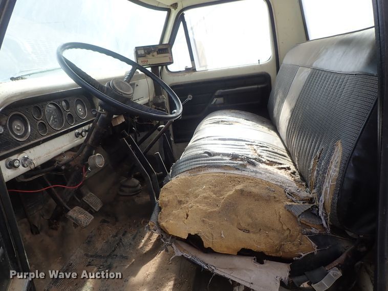 image for item DG3004 1974 Ford F600 feed mixer truck