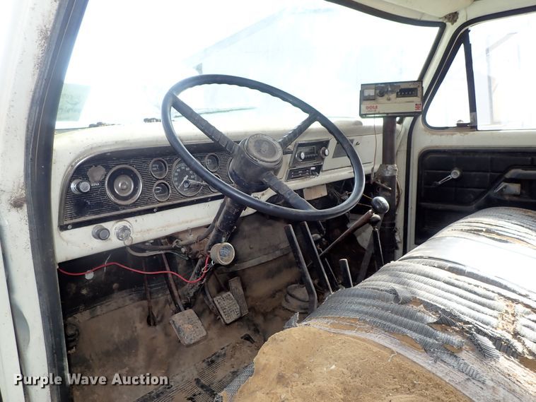 image for item DG3004 1974 Ford F600 feed mixer truck