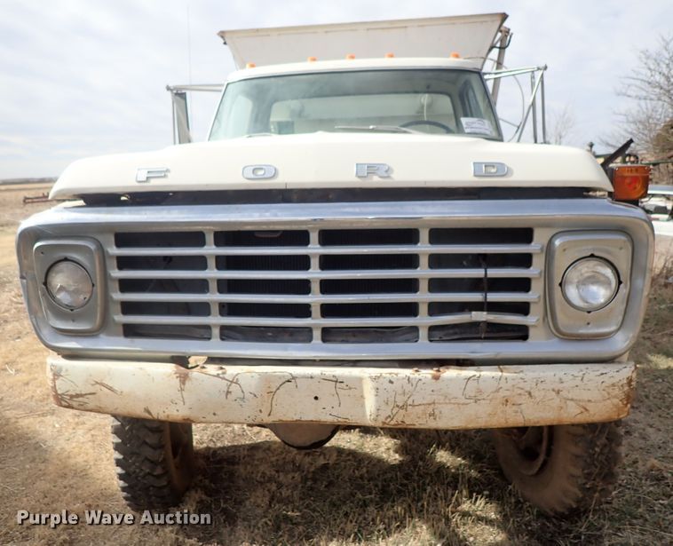image for item DG3004 1974 Ford F600 feed mixer truck