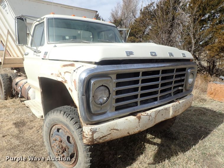 image for item DG3004 1974 Ford F600 feed mixer truck