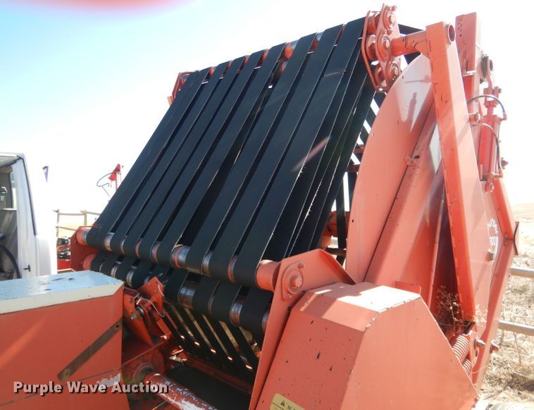 image for item DG5931 Hesston 5800 round baler