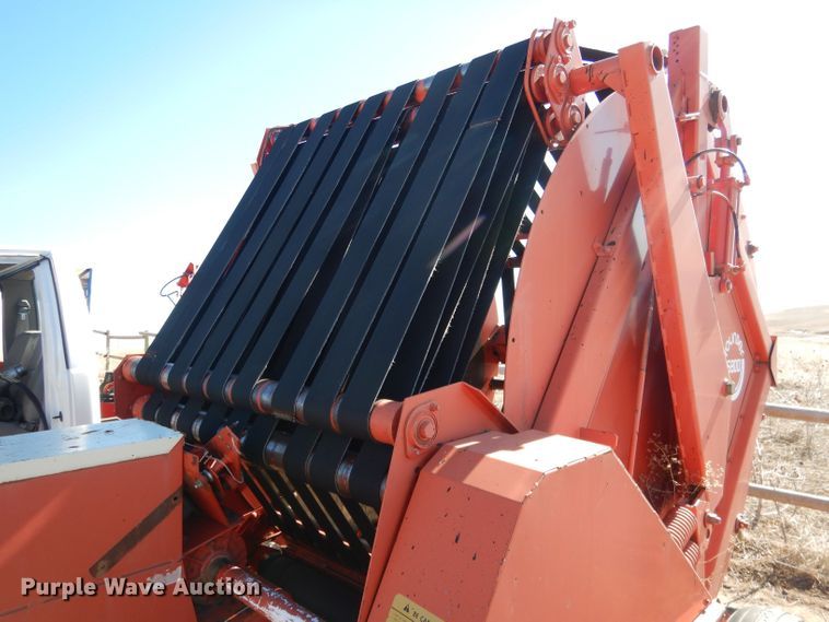 image for item DG5931 Hesston 5800 round baler