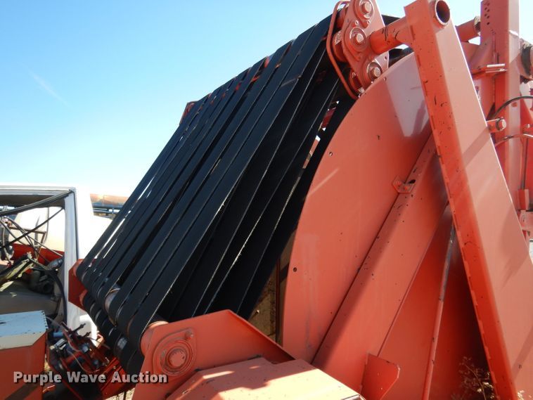 image for item DG5931 Hesston 5800 round baler