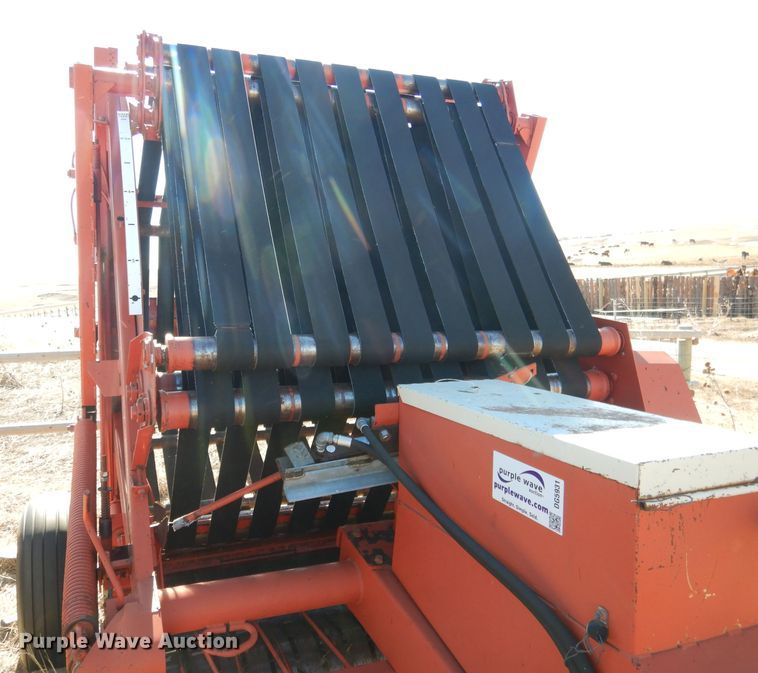 image for item DG5931 Hesston 5800 round baler