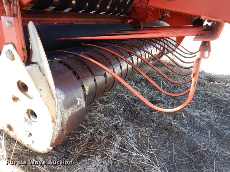 image for item DG5931 Hesston 5800 round baler