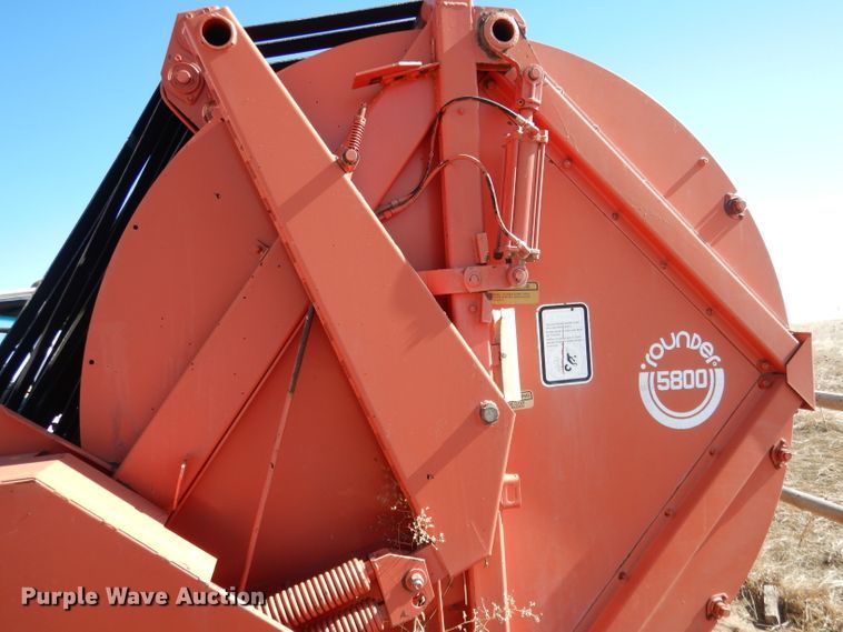 image for item DG5931 Hesston 5800 round baler