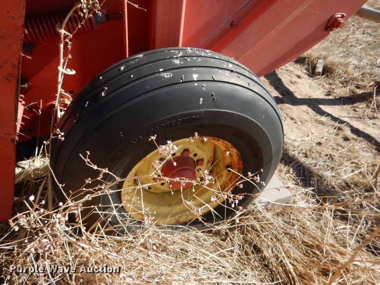 image for item DG5931 Hesston 5800 round baler