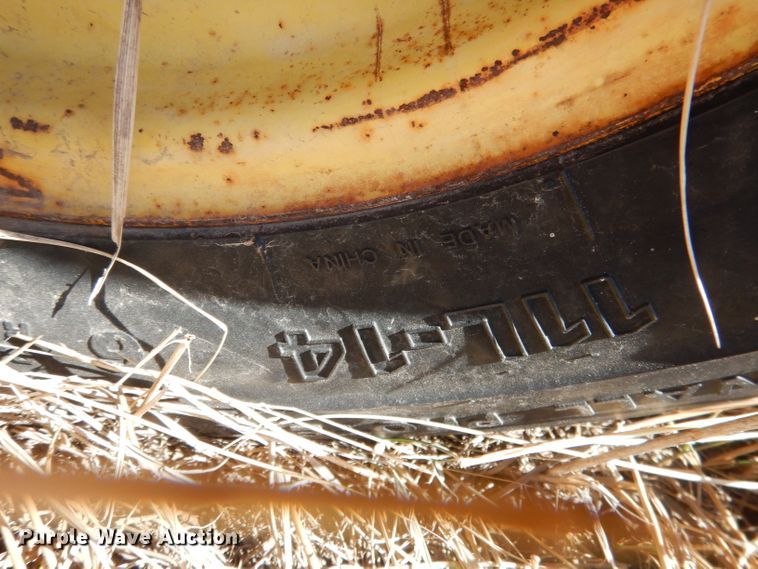 image for item DG5931 Hesston 5800 round baler