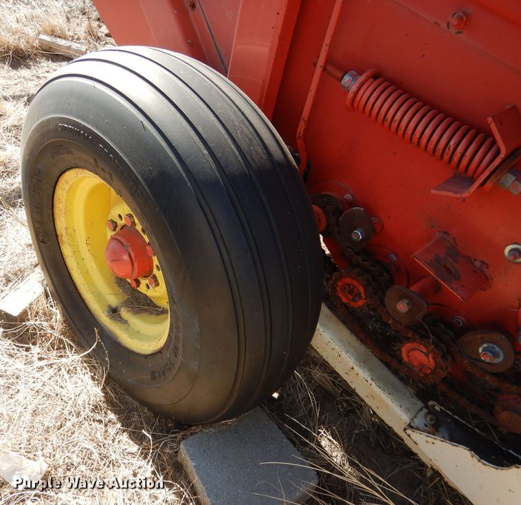 image for item DG5931 Hesston 5800 round baler