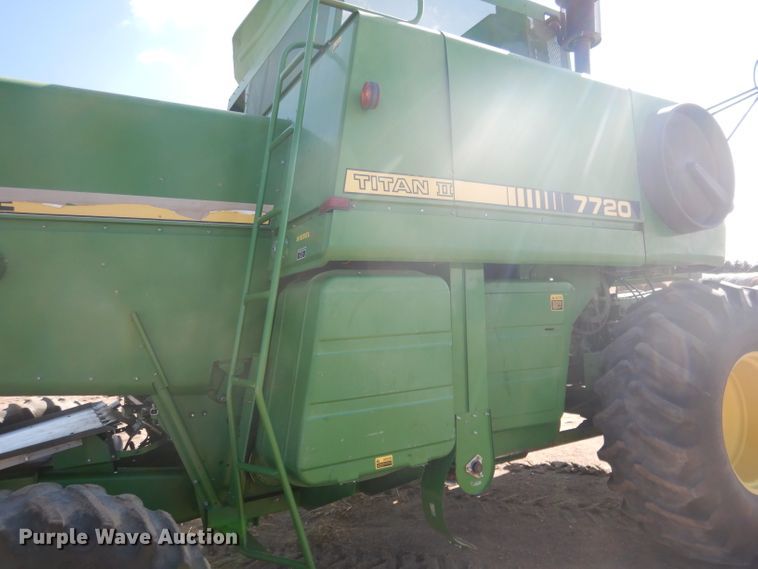 image for item DG5937 1988 John Deere 7720 Titan II combine